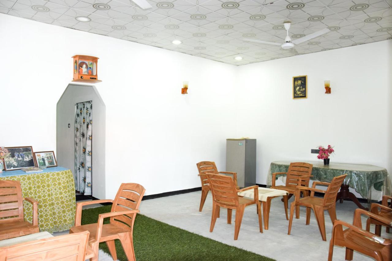 Tharaka Homestay Weligama Extérieur photo